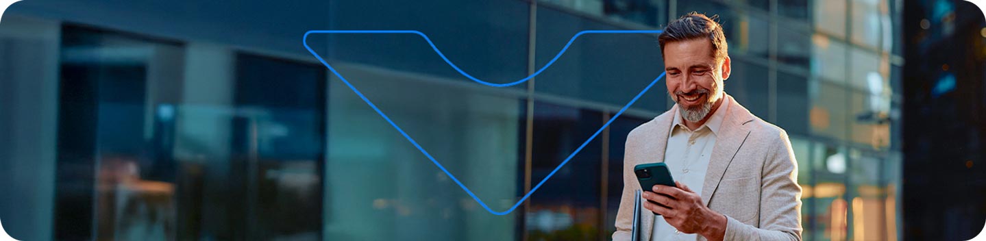 Banner com logotipo da Vitta e imagem de homem andando e falando com alguém pelo celular